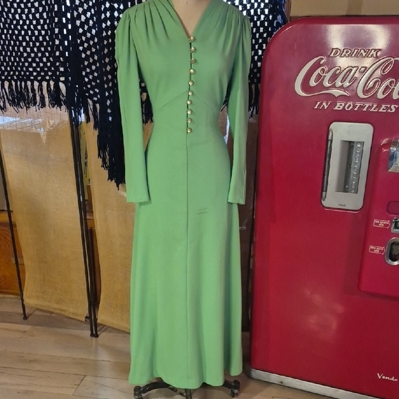 Dresses & Skirts - Elegant Green Maxi Dress